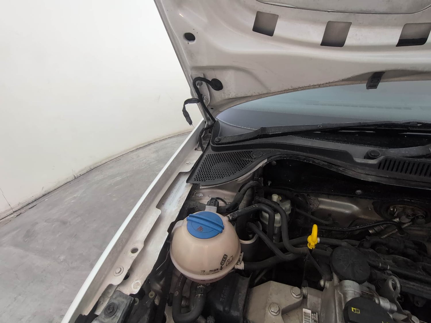 Used 2016 Volkswagen Polo Highline1.2L (P) Petrol Manual engine ENGINE RIGHT SIDE HINGE & APRON VIEW