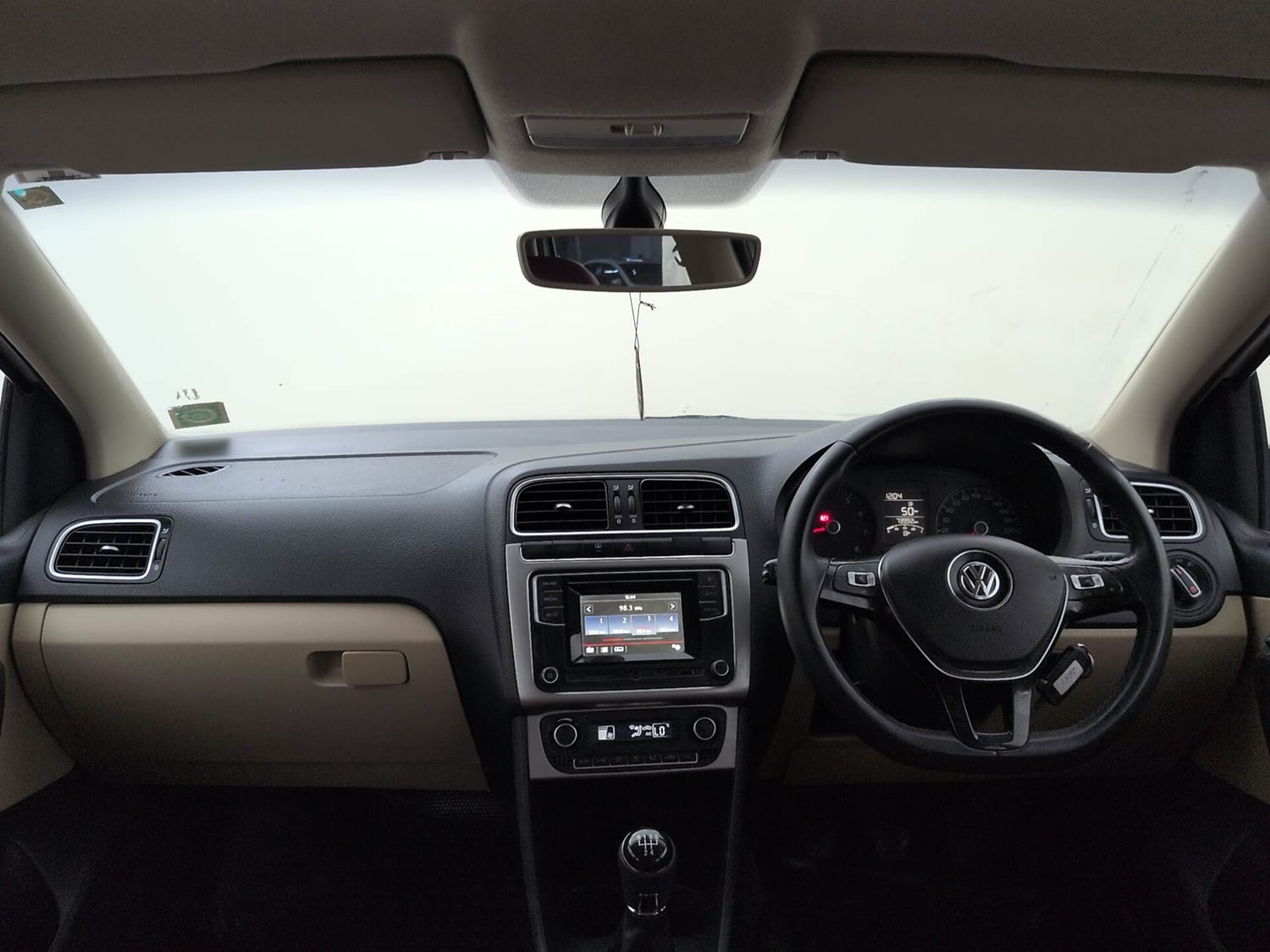 Used 2016 Volkswagen Polo Highline1.2L (P) Petrol Manual interior DASHBOARD VIEW