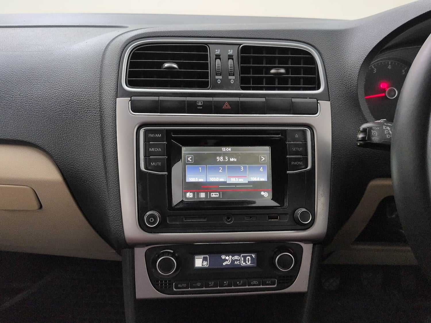 Used 2016 Volkswagen Polo Highline1.2L (P) Petrol Manual interior MUSIC SYSTEM & AC CONTROL VIEW