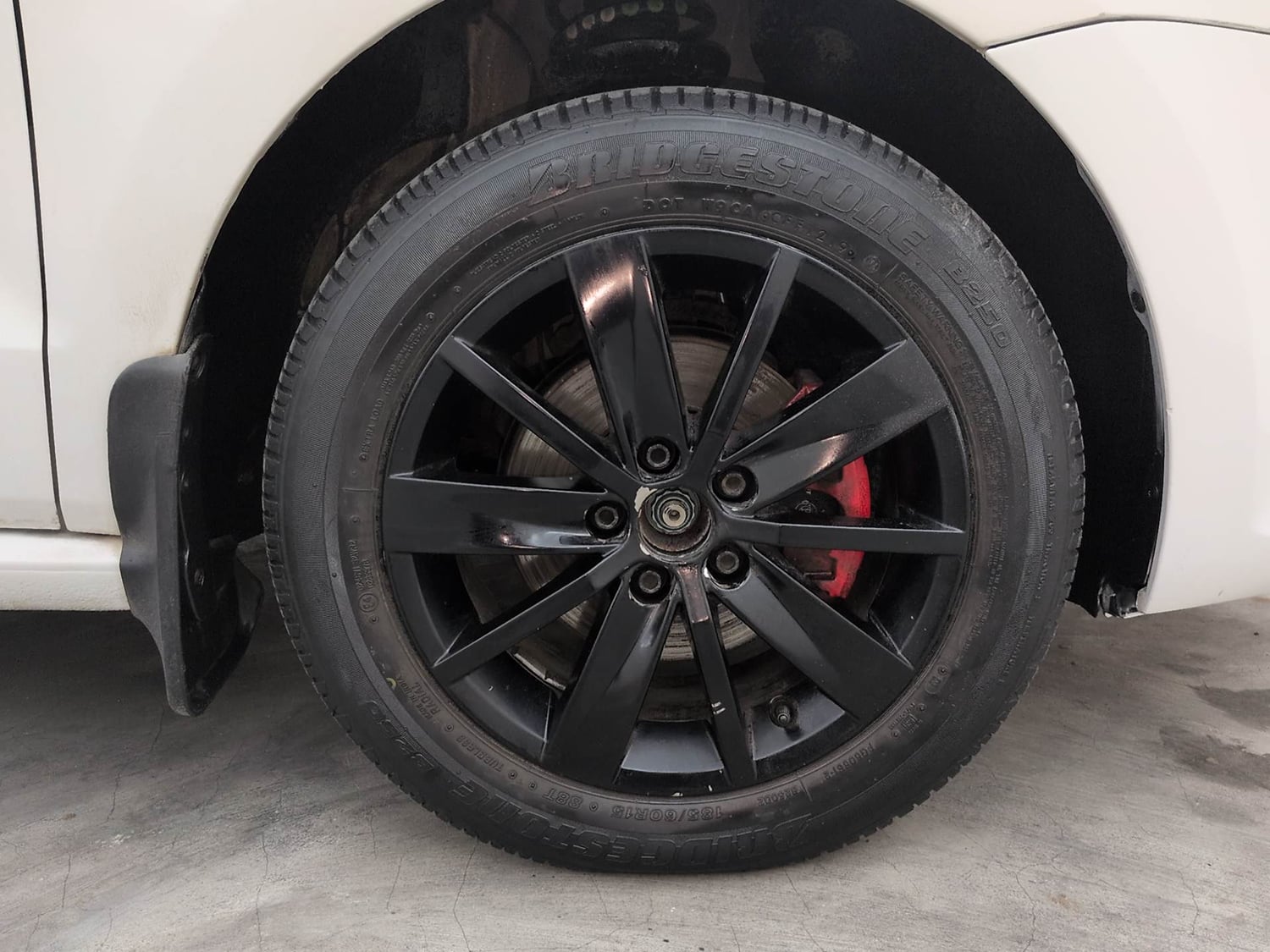 Used 2016 Volkswagen Polo Highline1.2L (P) Petrol Manual tyres RIGHT FRONT TYRE RIM VIEW