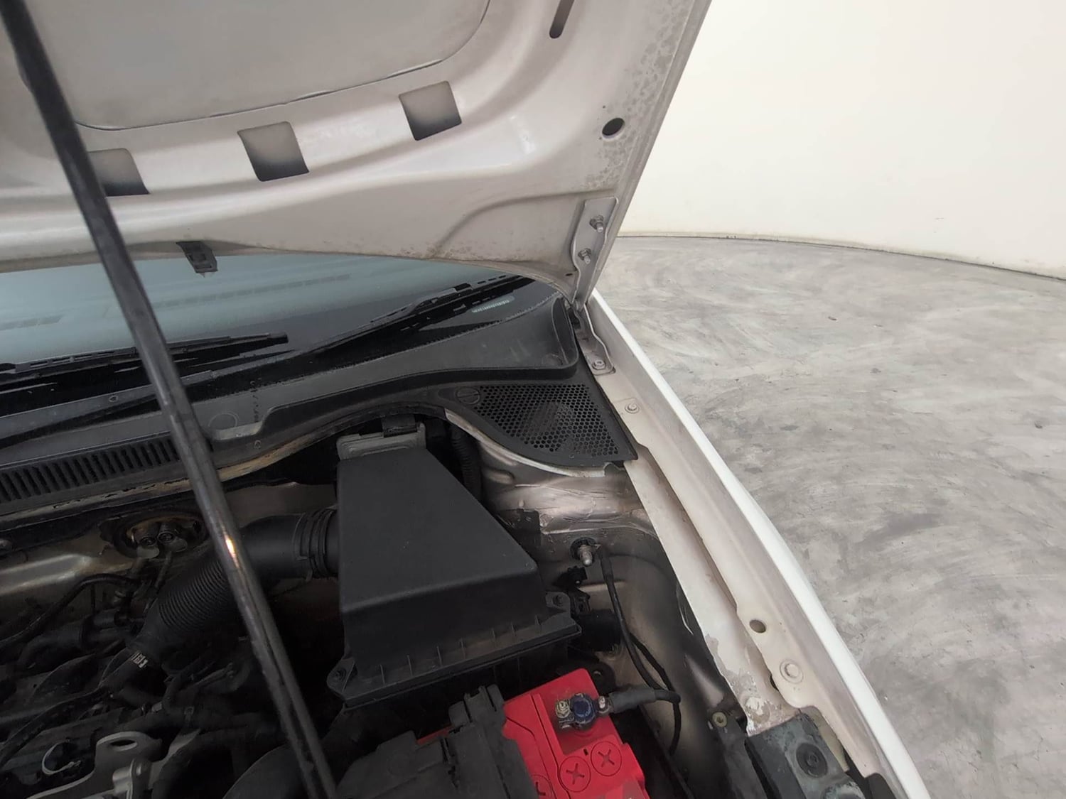 Used 2016 Volkswagen Polo Highline1.2L (P) Petrol Manual engine ENGINE LEFT SIDE HINGE & APRON VIEW
