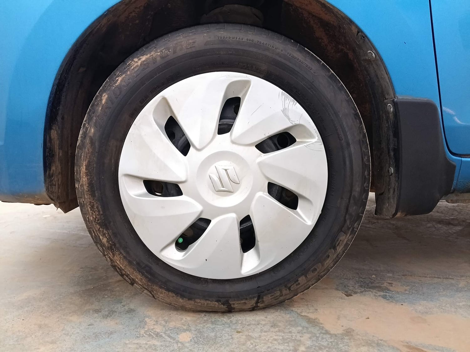 Used 2017 Maruti Suzuki Celerio VXI (O) AMT Petrol Automatic tyres LEFT FRONT TYRE RIM VIEW