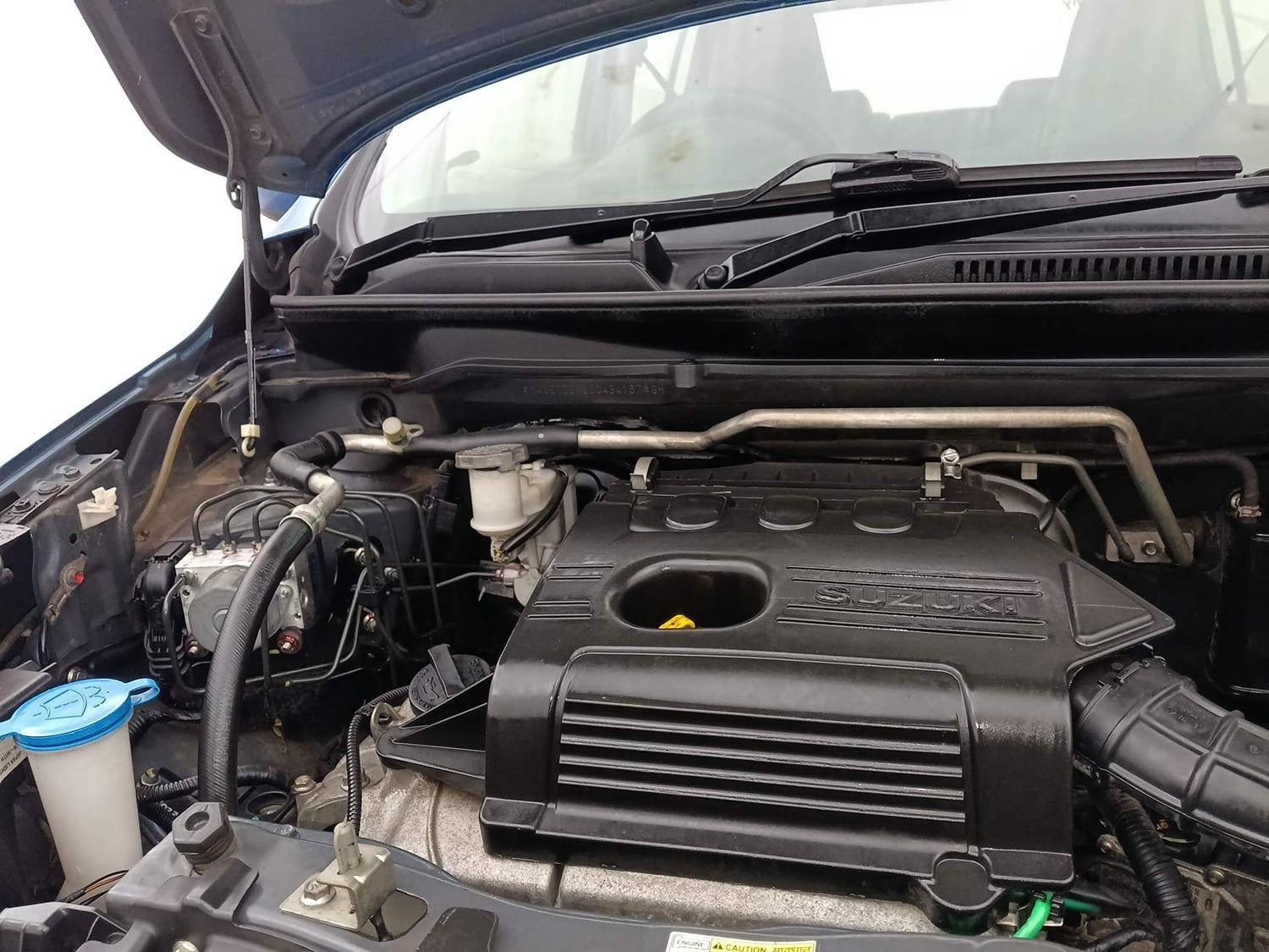 Used 2017 Maruti Suzuki Celerio VXI (O) AMT Petrol Automatic engine ENGINE RIGHT SIDE HINGE & APRON VIEW