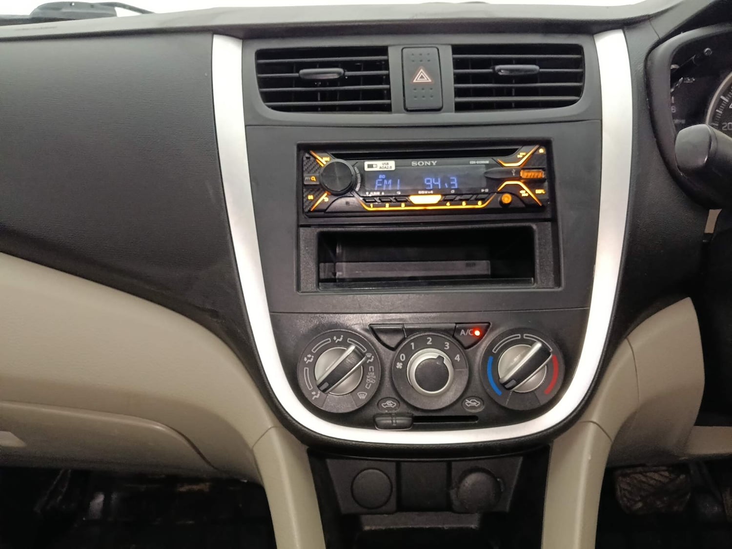 Used 2017 Maruti Suzuki Celerio VXI (O) AMT Petrol Automatic interior MUSIC SYSTEM & AC CONTROL VIEW