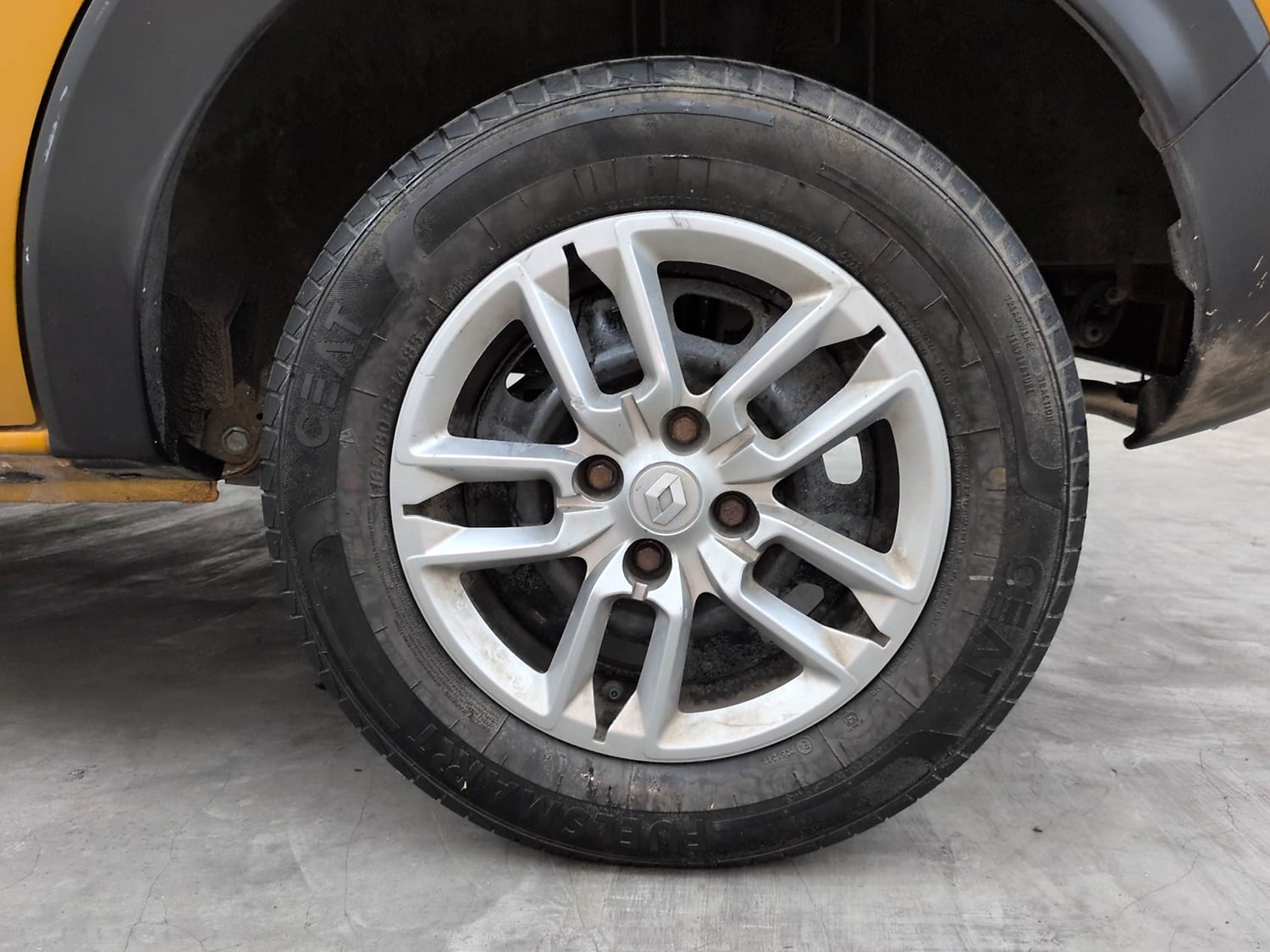 Used 2022 Renault Triber RXT Petrol Manual tyres LEFT REAR TYRE RIM VIEW