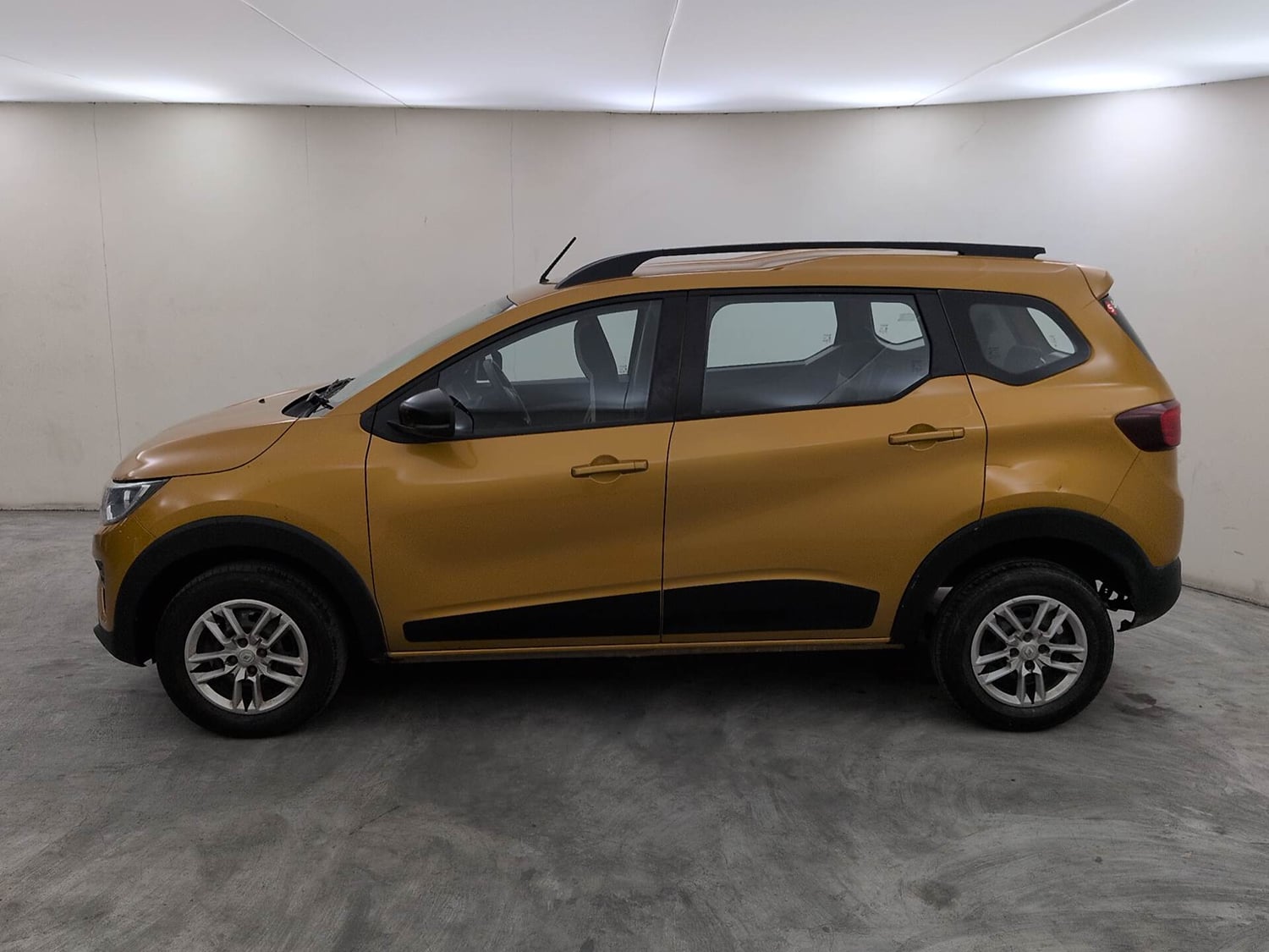 Used 2022 Renault Triber RXT Petrol Manual exterior LEFT SIDE VIEW