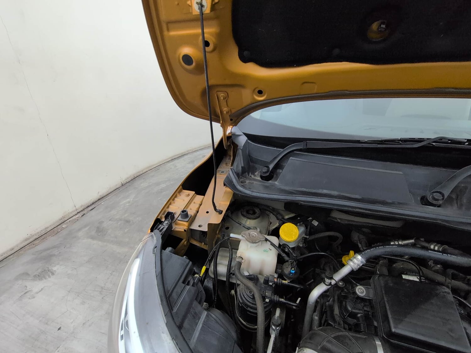 Used 2022 Renault Triber RXT Petrol Manual engine ENGINE RIGHT SIDE HINGE & APRON VIEW
