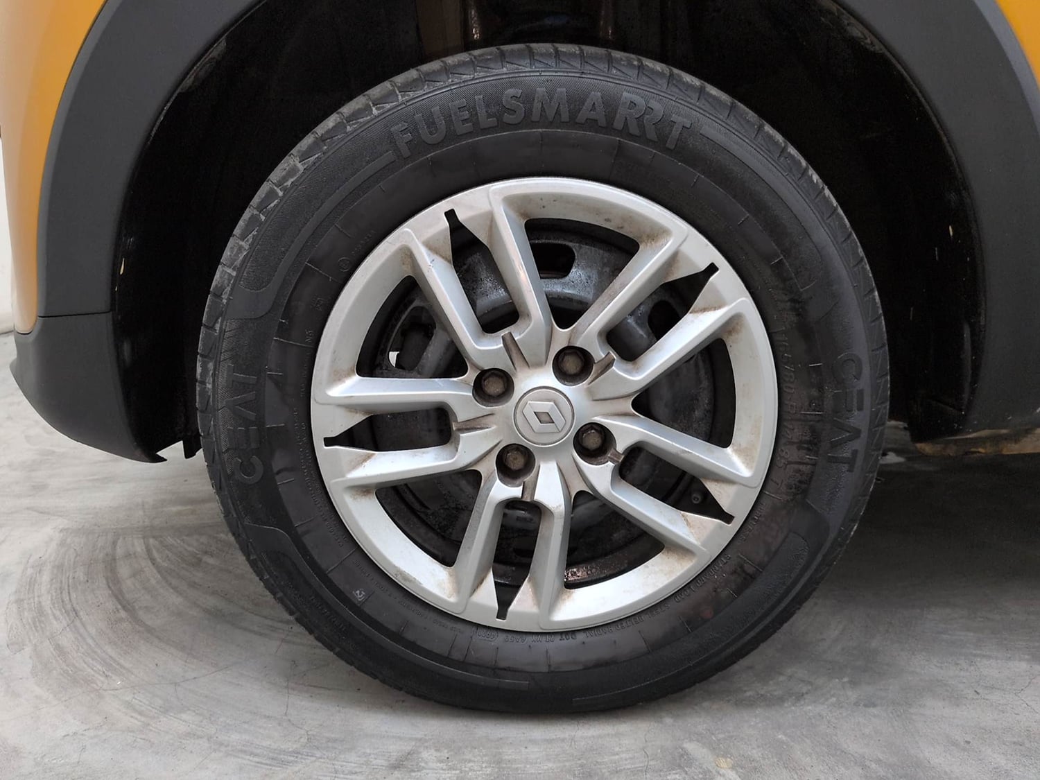 Used 2022 Renault Triber RXT Petrol Manual tyres LEFT FRONT TYRE RIM VIEW