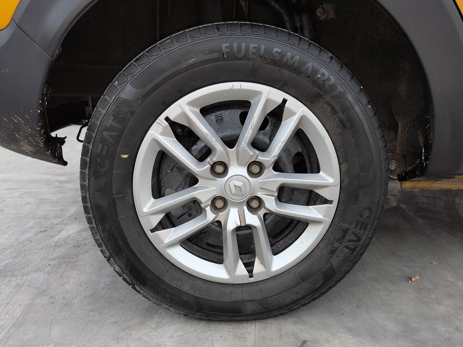 Used 2022 Renault Triber RXT Petrol Manual tyres RIGHT REAR TYRE RIM VIEW