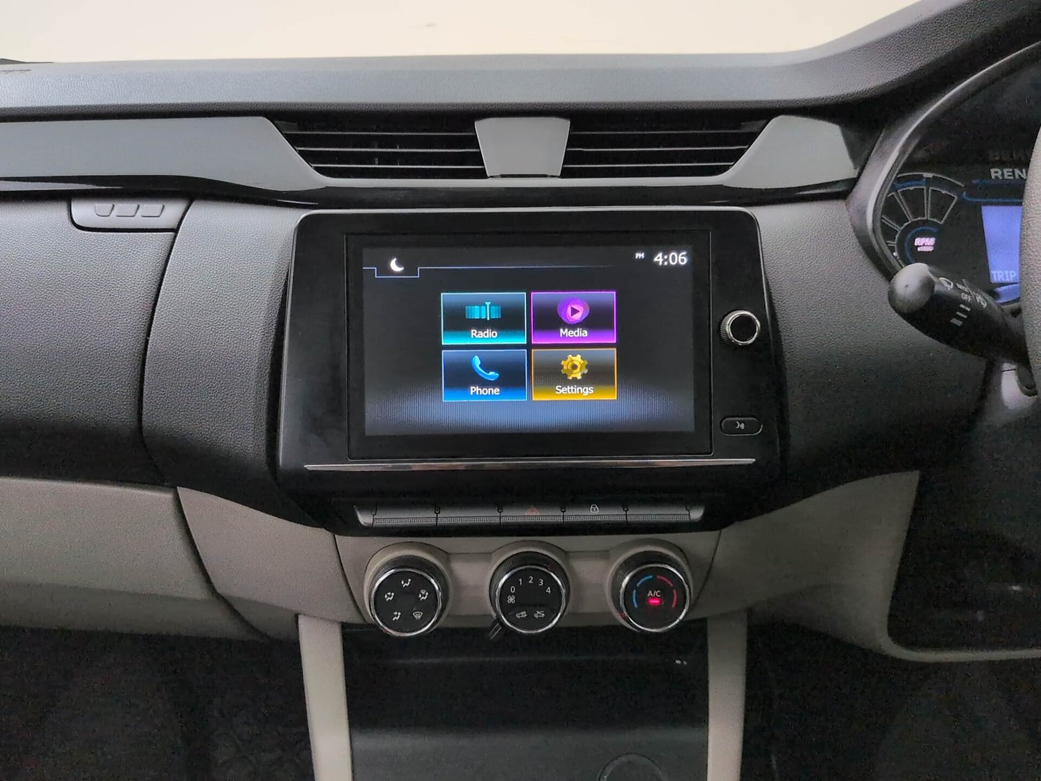 Used 2022 Renault Triber RXT Petrol Manual interior MUSIC SYSTEM & AC CONTROL VIEW