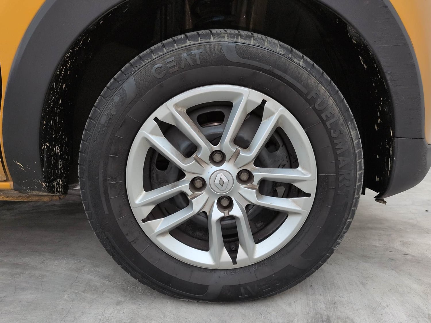 Used 2022 Renault Triber RXT Petrol Manual tyres RIGHT FRONT TYRE RIM VIEW
