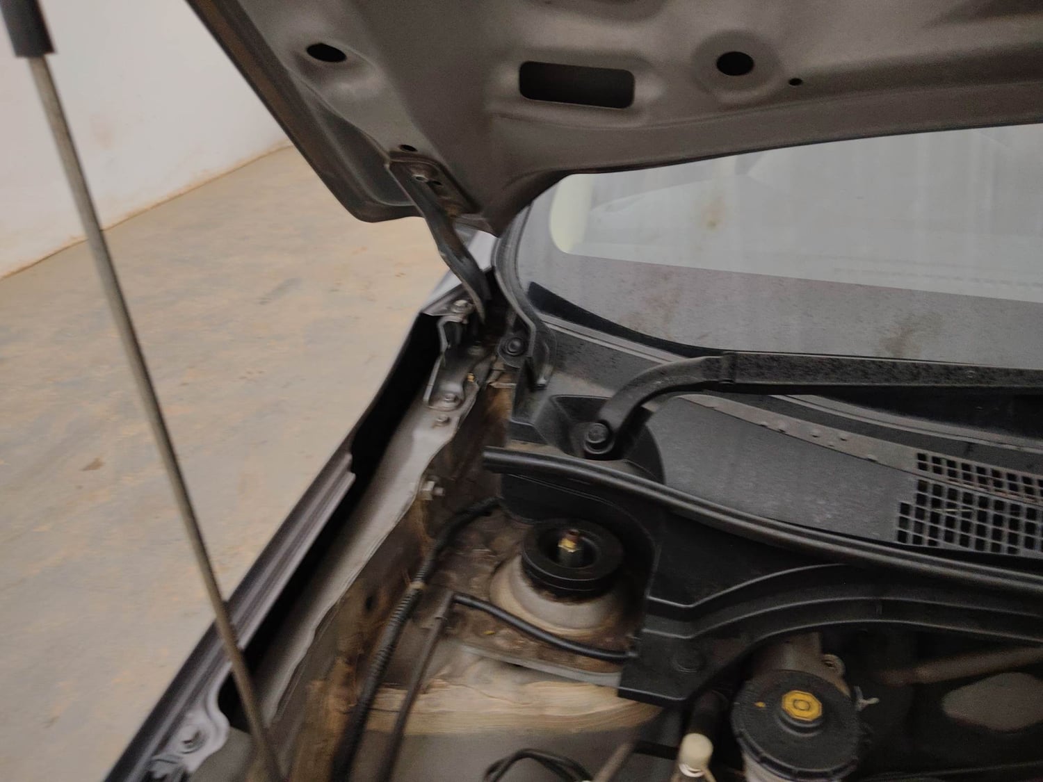Used 2018 Honda Amaze 1.2 V CVT Petrol Petrol Automatic engine ENGINE RIGHT SIDE HINGE & APRON VIEW