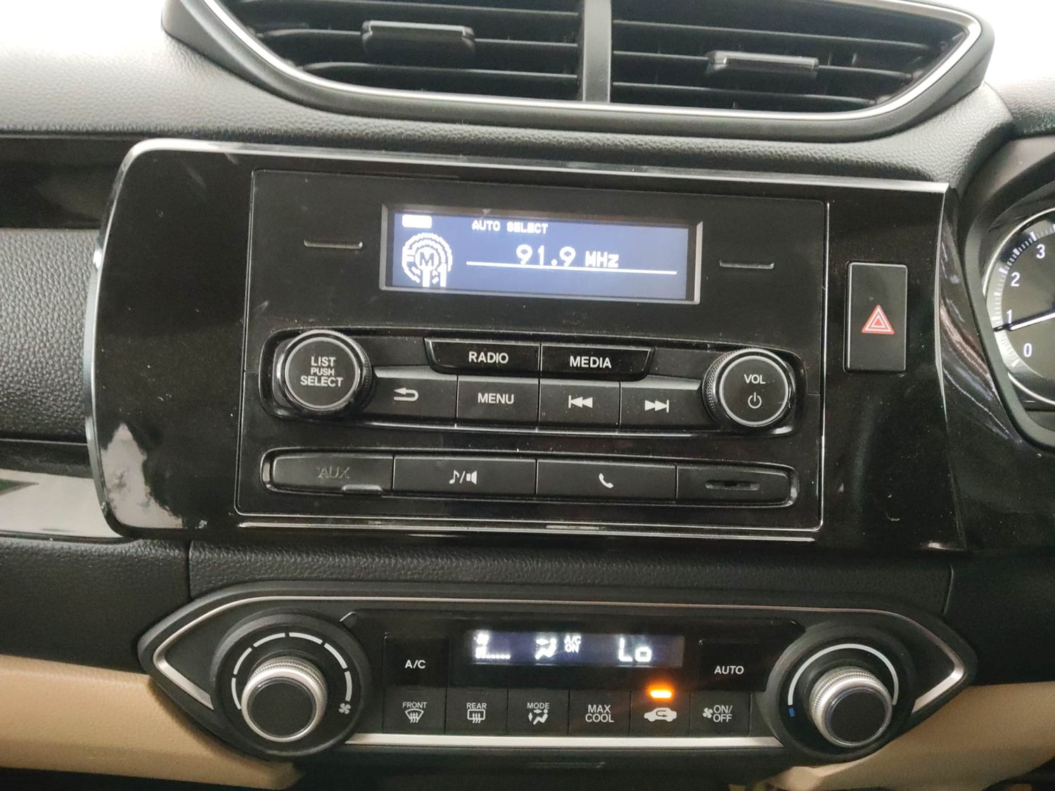 Used 2018 Honda Amaze 1.2 V CVT Petrol Petrol Automatic interior MUSIC SYSTEM & AC CONTROL VIEW