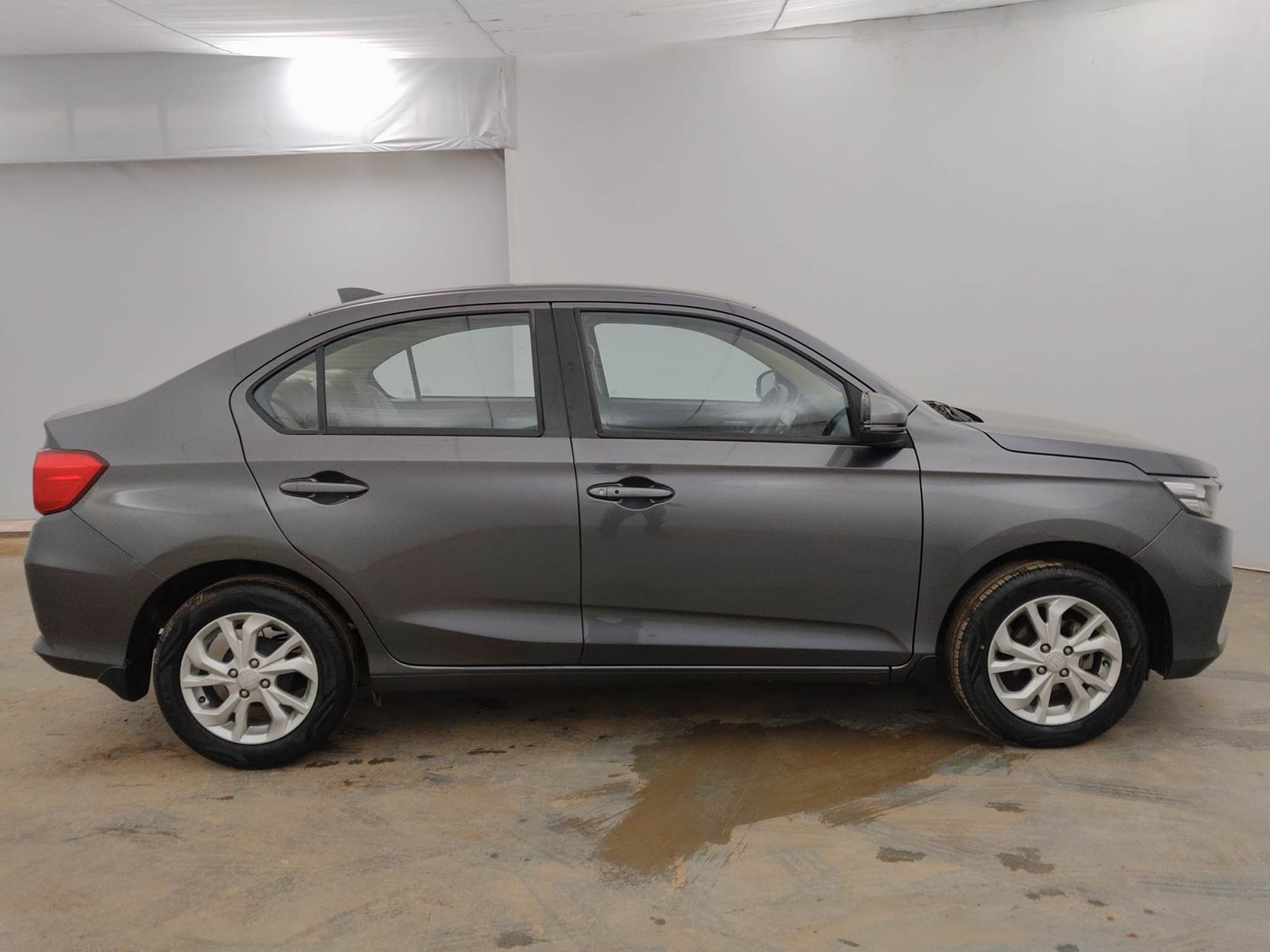 Used 2018 Honda Amaze 1.2 V CVT Petrol Petrol Automatic exterior RIGHT SIDE VIEW