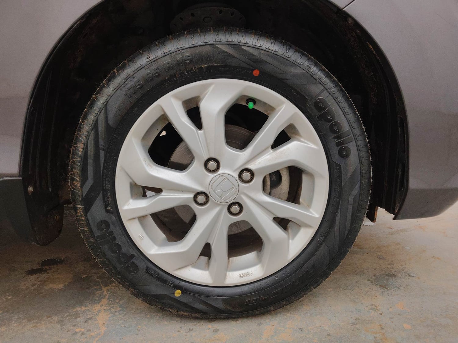 Used 2018 Honda Amaze 1.2 V CVT Petrol Petrol Automatic tyres RIGHT FRONT TYRE RIM VIEW