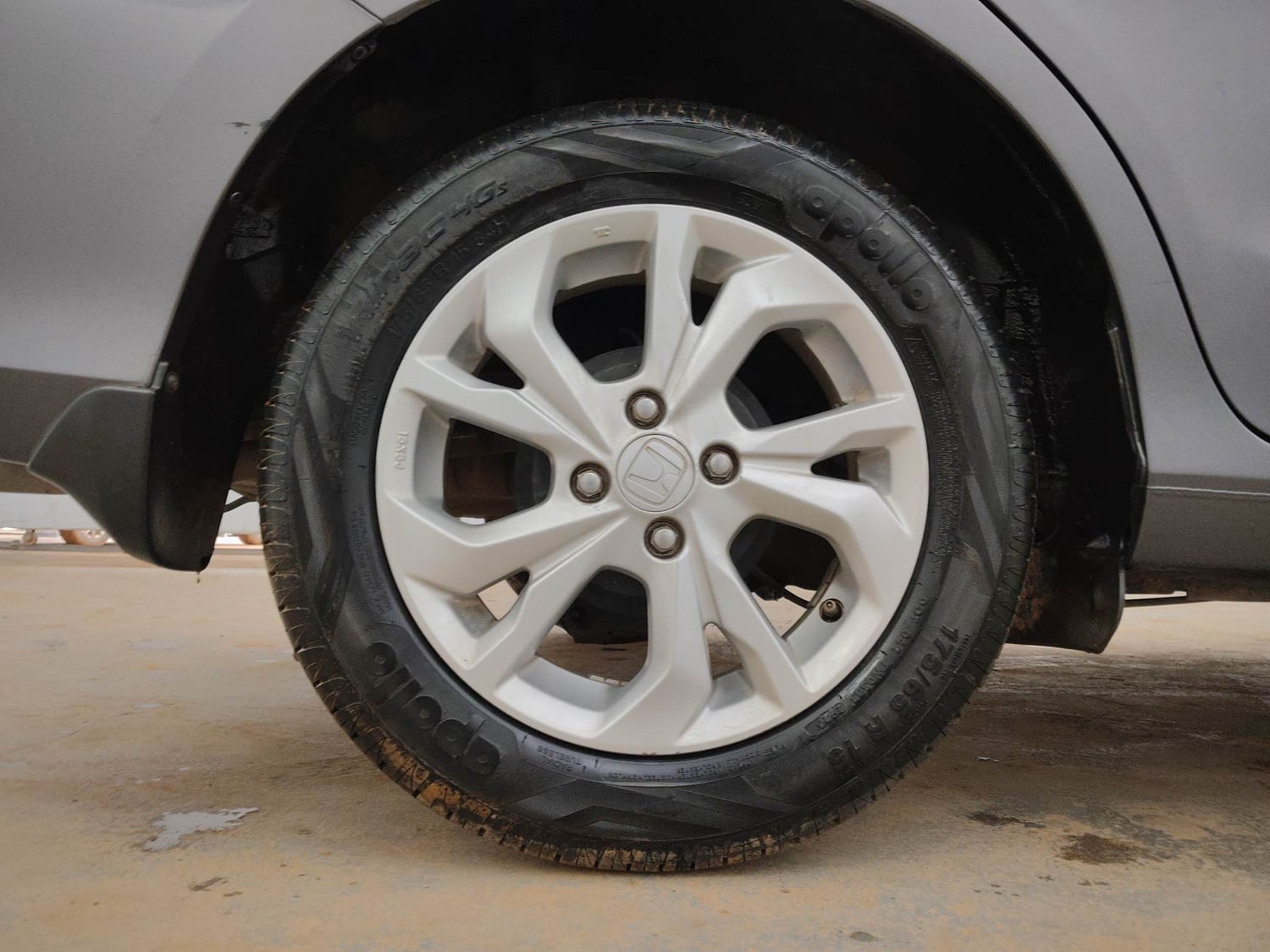 Used 2018 Honda Amaze 1.2 V CVT Petrol Petrol Automatic tyres RIGHT REAR TYRE RIM VIEW