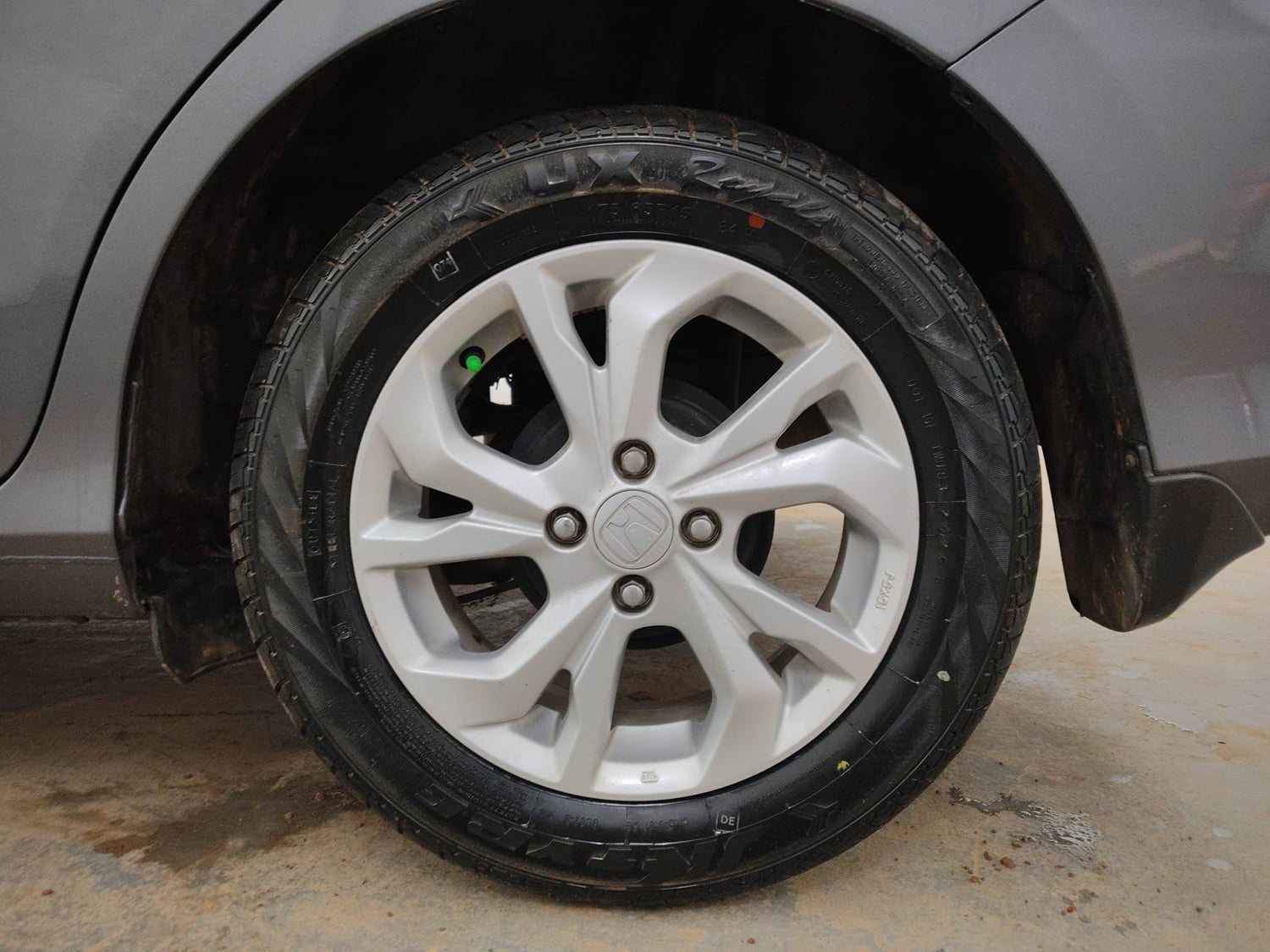Used 2018 Honda Amaze 1.2 V CVT Petrol Petrol Automatic tyres LEFT REAR TYRE RIM VIEW