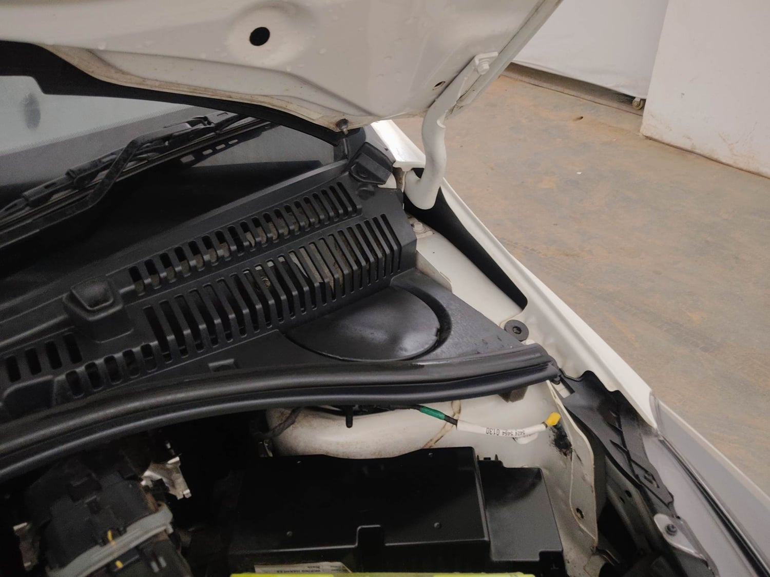 Used 2020 Tata Tiago XZ Plus Petrol Manual engine ENGINE LEFT SIDE HINGE & APRON VIEW