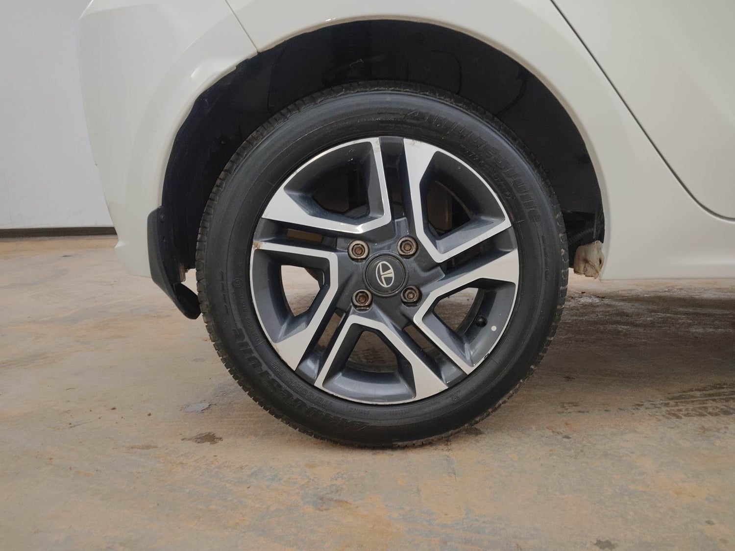 Used 2020 Tata Tiago XZ Plus Petrol Manual tyres RIGHT REAR TYRE RIM VIEW