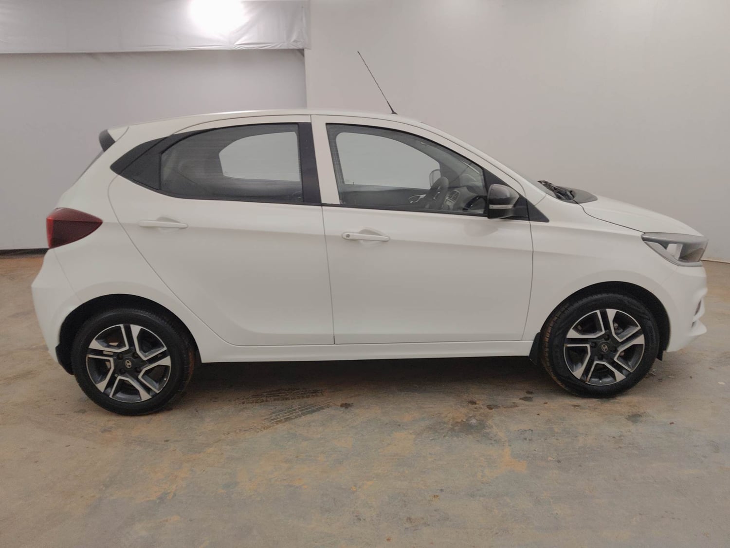 Used 2020 Tata Tiago XZ Plus Petrol Manual exterior RIGHT SIDE VIEW