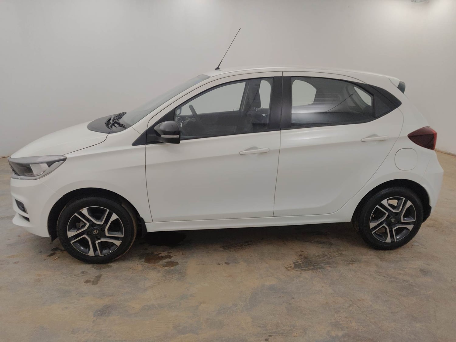 Used 2020 Tata Tiago XZ Plus Petrol Manual exterior LEFT SIDE VIEW