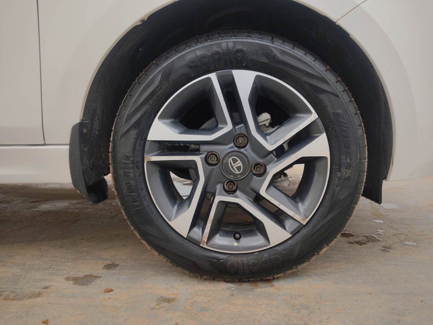Used 2020 Tata Tiago XZ Plus Petrol Manual tyres RIGHT FRONT TYRE RIM VIEW