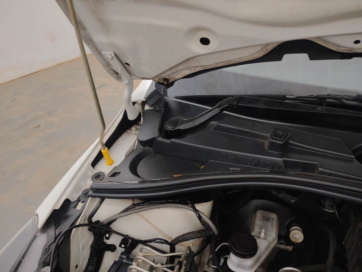 Used 2020 Tata Tiago XZ Plus Petrol Manual engine ENGINE RIGHT SIDE HINGE & APRON VIEW