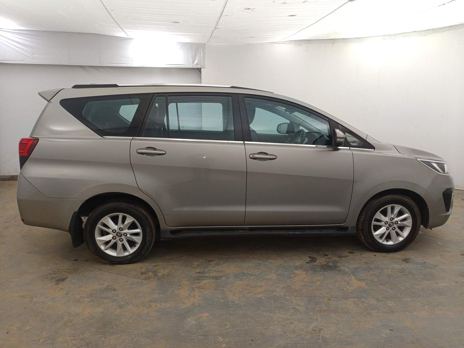 Used 2019 Toyota Innova Crysta 2.8 GX AT 7 STR Diesel Automatic exterior RIGHT SIDE VIEW