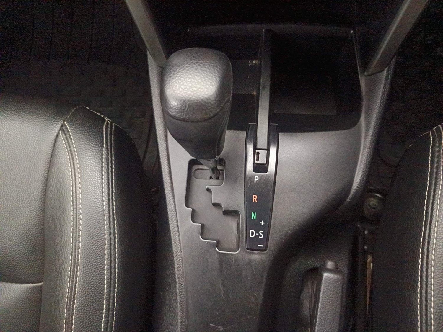 Used 2019 Toyota Innova Crysta 2.8 GX AT 7 STR Diesel Automatic interior GEAR  KNOB VIEW