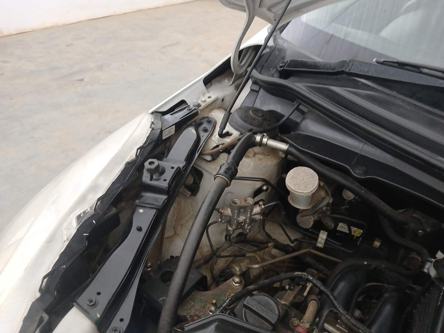 Used 2016 Maruti Suzuki Swift VXi Petrol Manual engine ENGINE RIGHT SIDE HINGE & APRON VIEW