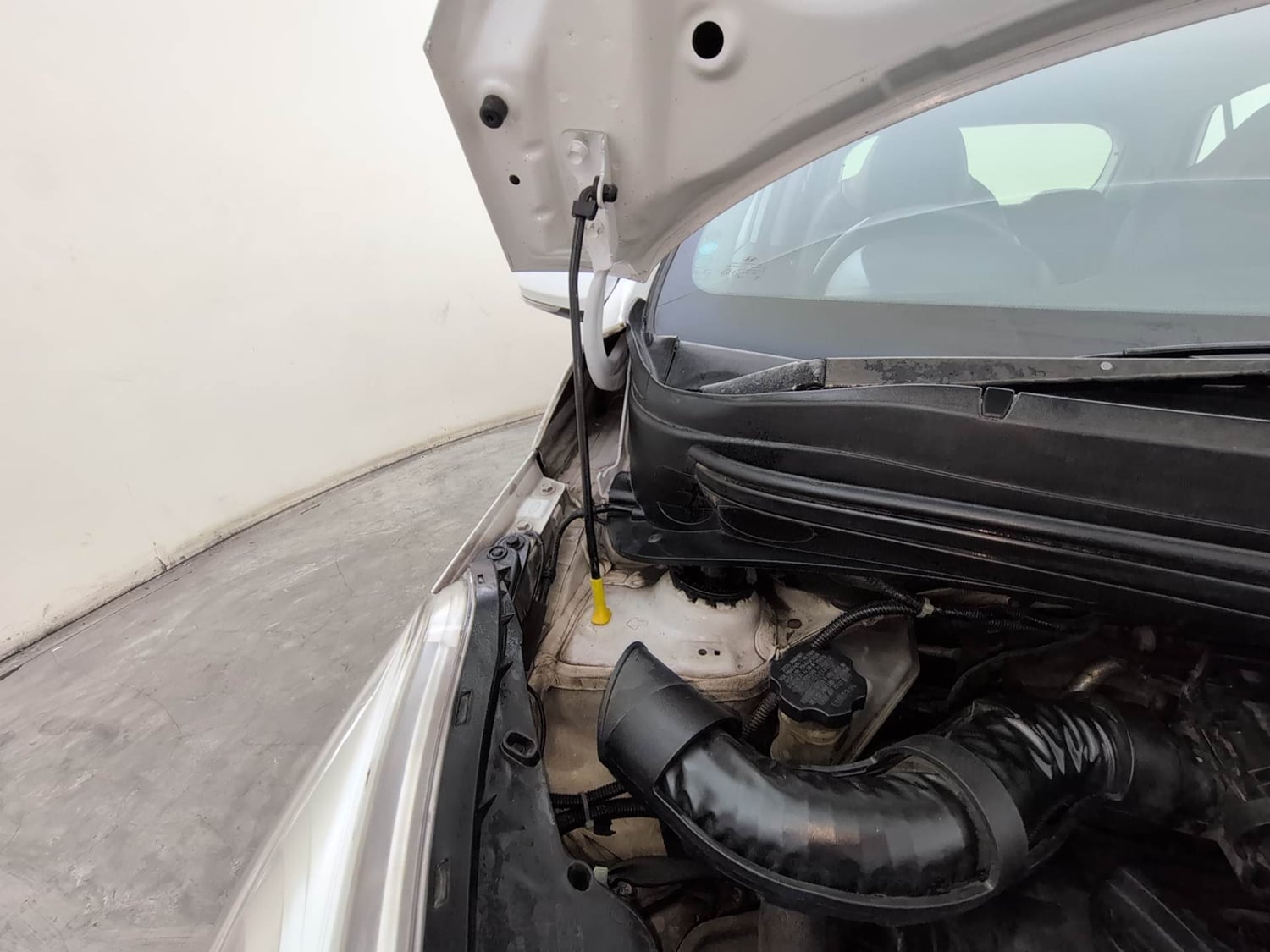 Used 2016 Hyundai Grand i10 [2013-2017] Prime 1.2 Kappa VTVT Petrol Manual engine ENGINE RIGHT SIDE HINGE & APRON VIEW