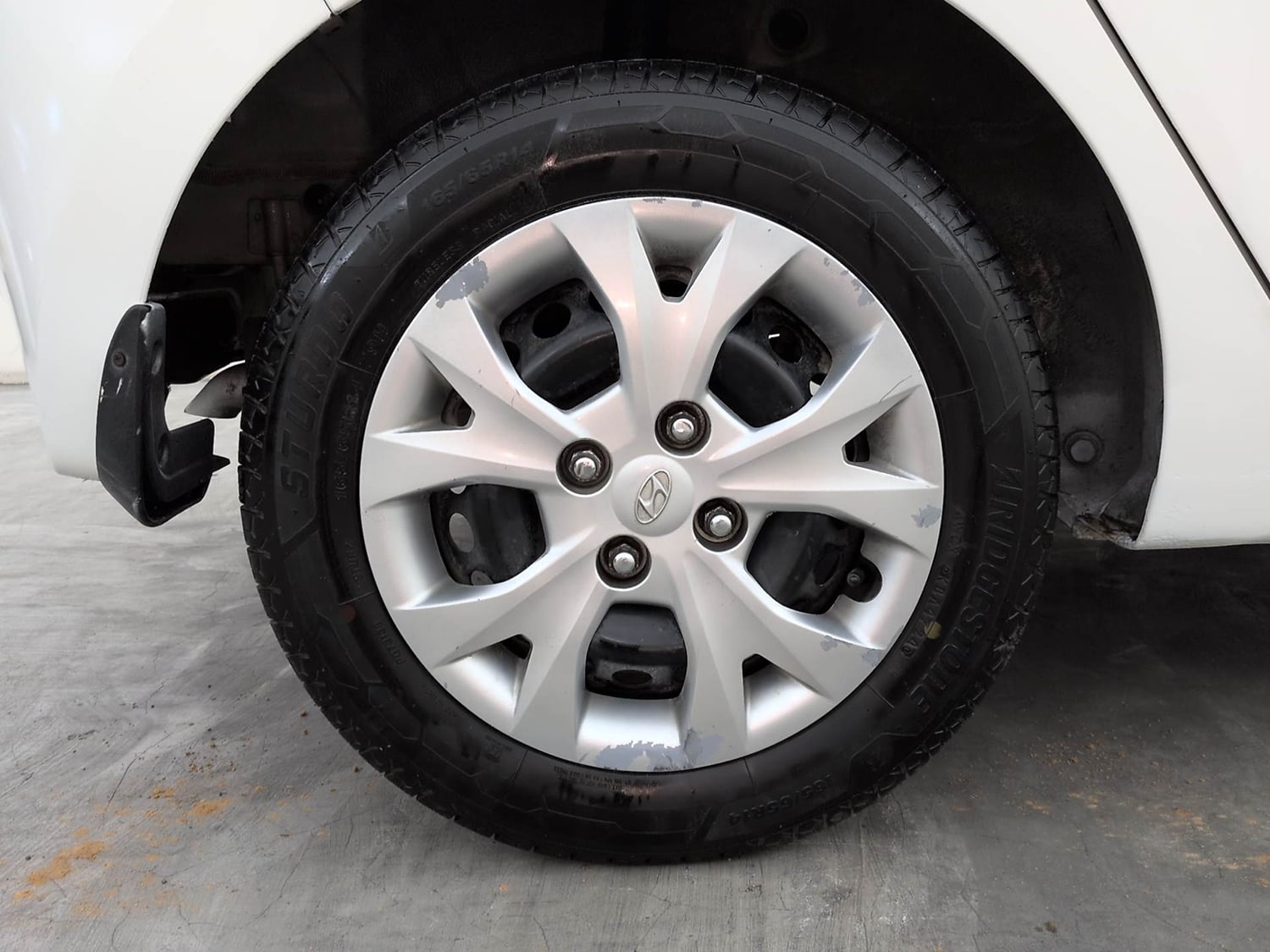 Used 2016 Hyundai Grand i10 [2013-2017] Prime 1.2 Kappa VTVT Petrol Manual tyres RIGHT REAR TYRE RIM VIEW