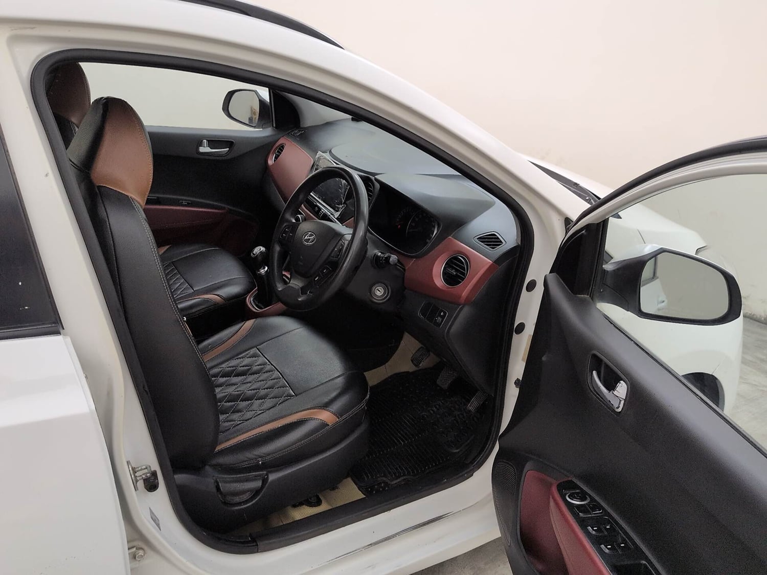 Used 2016 Hyundai Grand i10 [2013-2017] Prime 1.2 Kappa VTVT Petrol Manual interior RIGHT SIDE FRONT DOOR CABIN VIEW