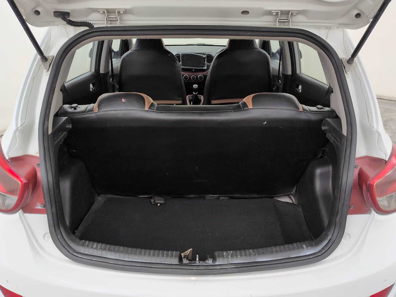 Used 2016 Hyundai Grand i10 [2013-2017] Prime 1.2 Kappa VTVT Petrol Manual interior DICKY INSIDE VIEW