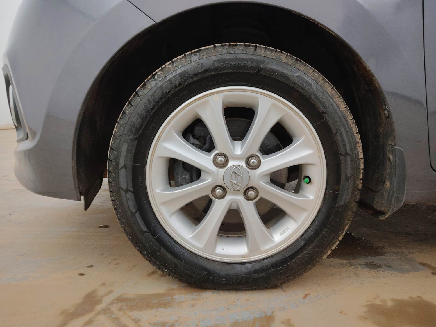 Used 2015 Hyundai Grand i10 Asta AT 1.2 Kappa VTVT Petrol Automatic tyres LEFT FRONT TYRE RIM VIEW