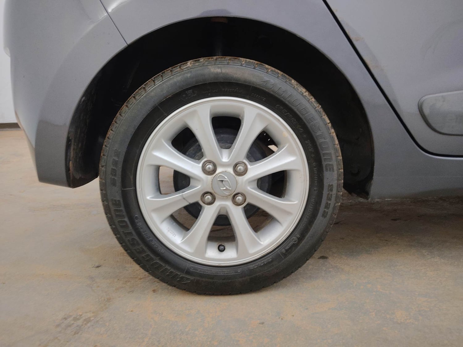 Used 2015 Hyundai Grand i10 Asta AT 1.2 Kappa VTVT Petrol Automatic tyres RIGHT REAR TYRE RIM VIEW