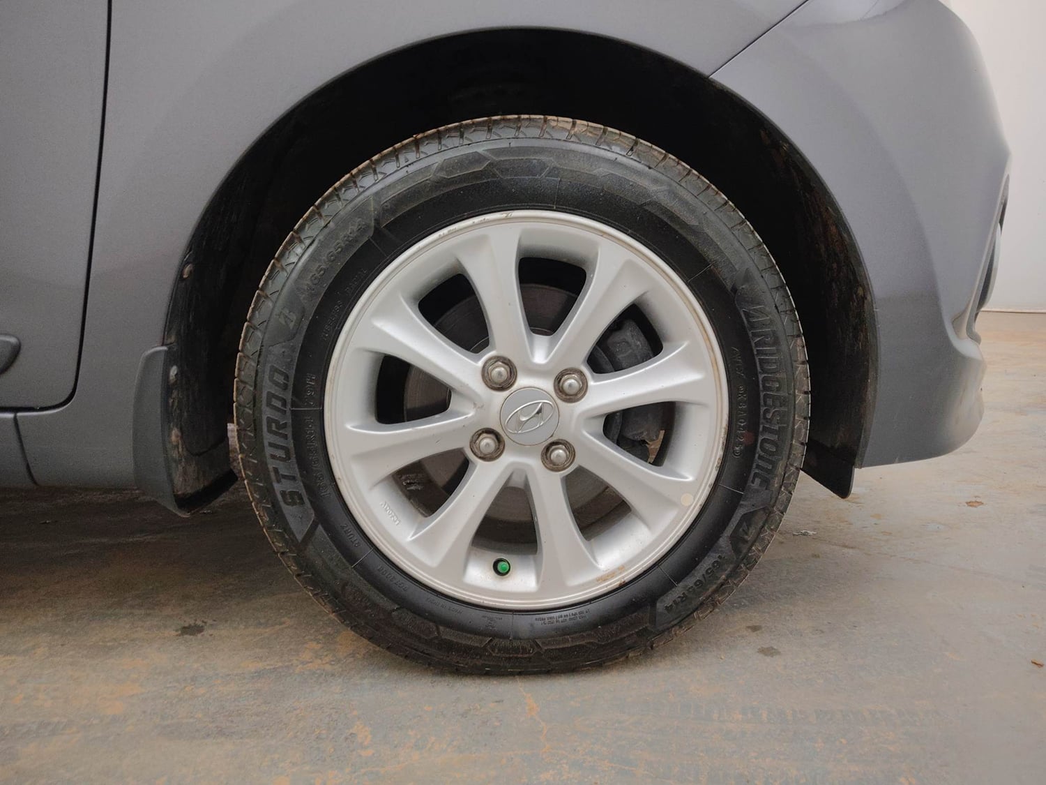 Used 2015 Hyundai Grand i10 Asta AT 1.2 Kappa VTVT Petrol Automatic tyres RIGHT FRONT TYRE RIM VIEW