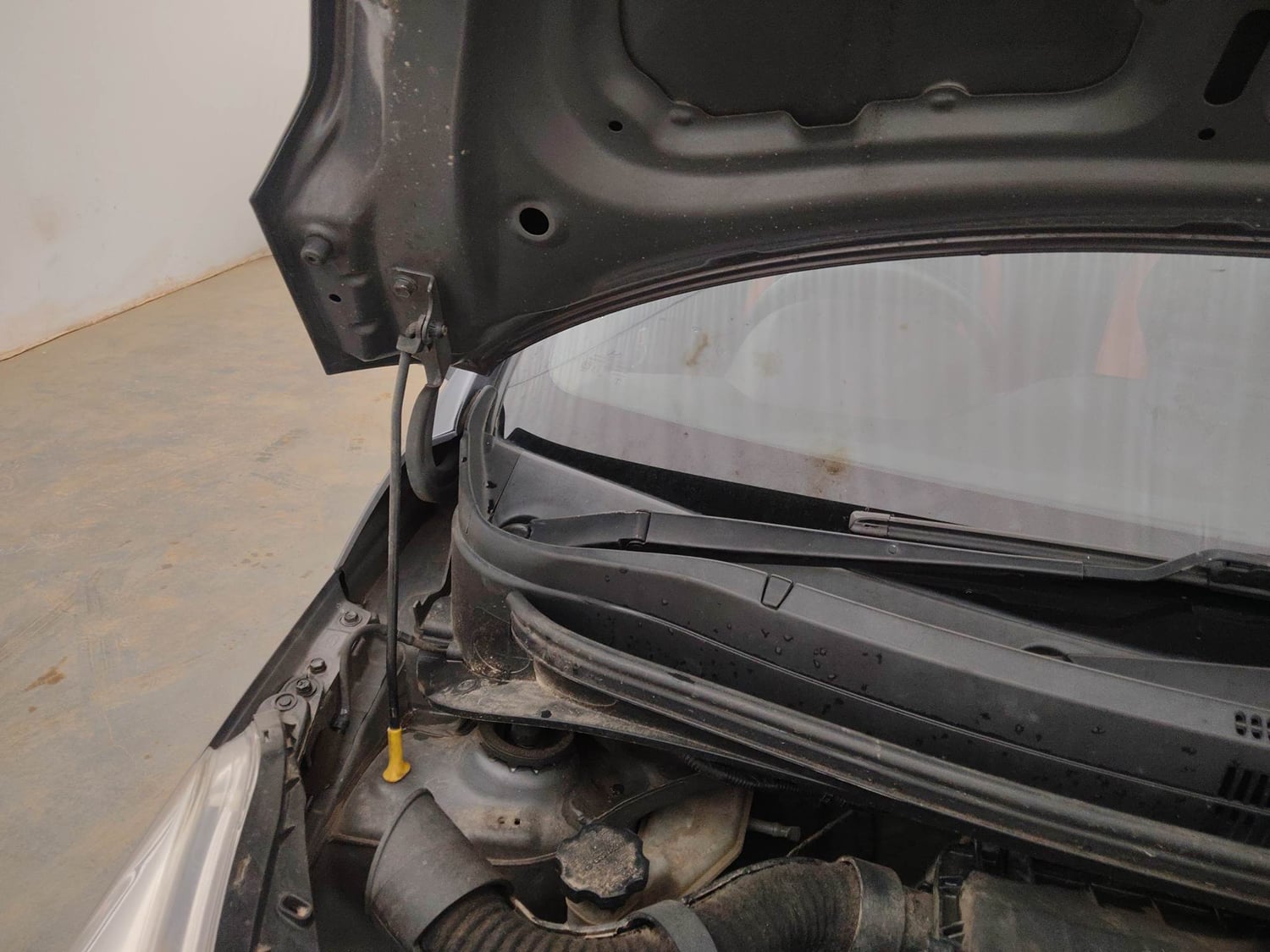 Used 2015 Hyundai Grand i10 Asta AT 1.2 Kappa VTVT Petrol Automatic engine ENGINE RIGHT SIDE HINGE & APRON VIEW