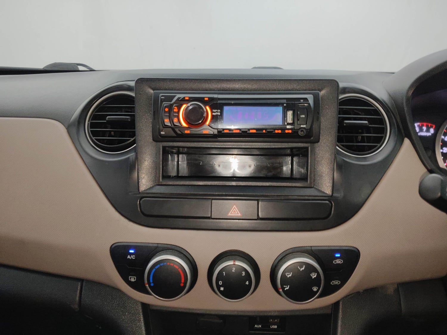 Used 2015 Hyundai Grand i10 Asta AT 1.2 Kappa VTVT Petrol Automatic interior MUSIC SYSTEM & AC CONTROL VIEW