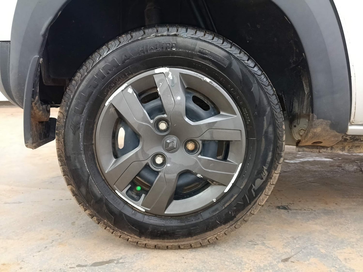 Used 2019 Renault Kwid 1.0 RXT AMT Opt Petrol Automatic tyres RIGHT REAR TYRE RIM VIEW