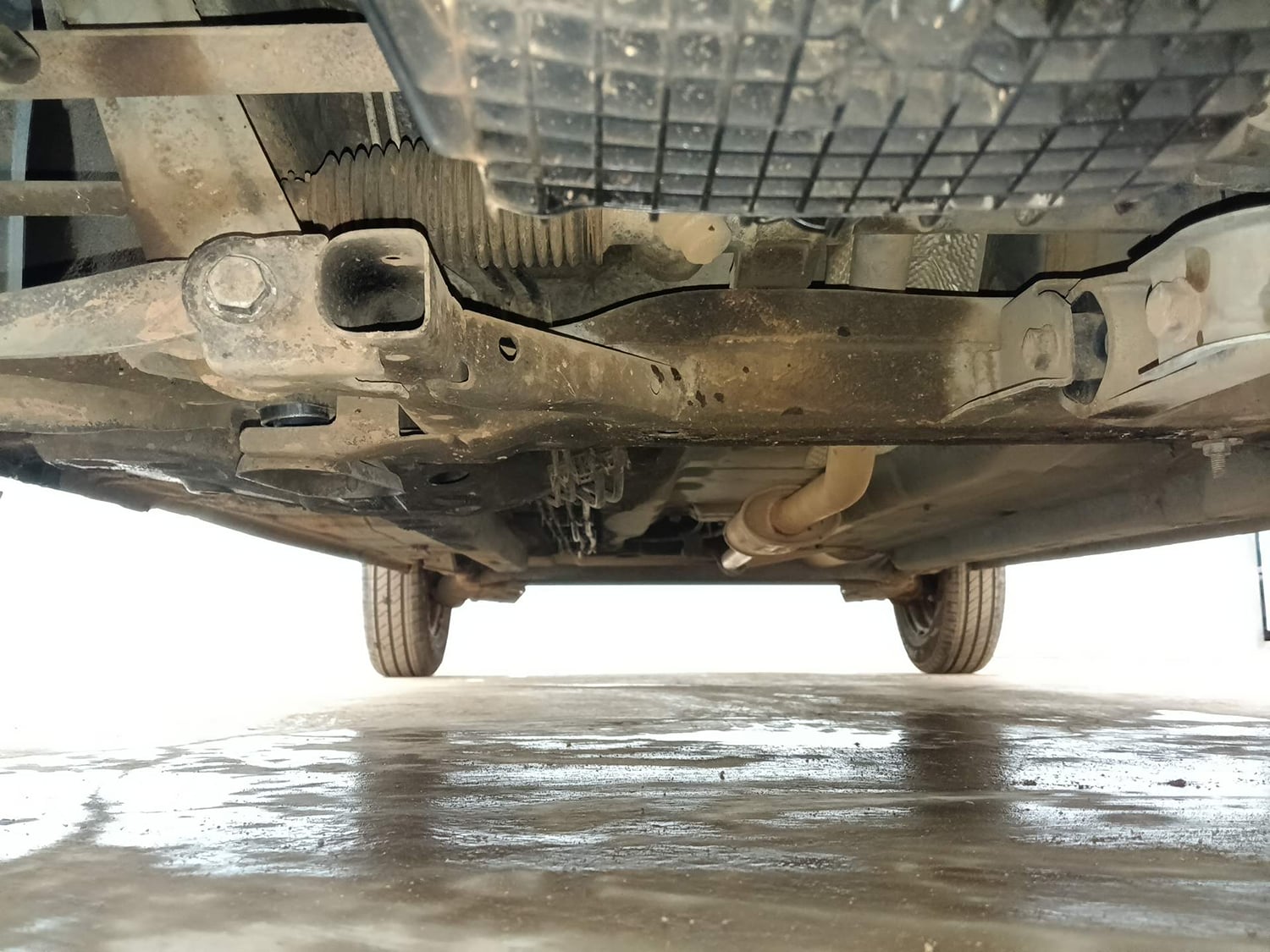 Used 2019 Renault Kwid 1.0 RXT AMT Opt Petrol Automatic extra FRONT LEFT UNDERBODY VIEW