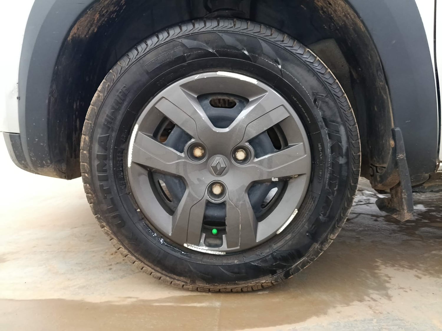 Used 2019 Renault Kwid 1.0 RXT AMT Opt Petrol Automatic tyres LEFT FRONT TYRE RIM VIEW