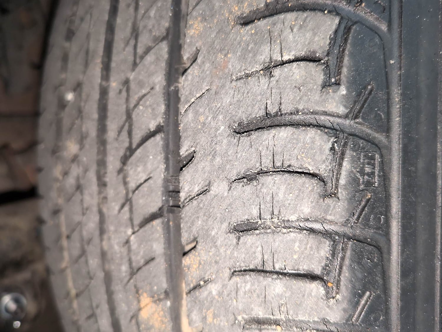Used 2017 Mahindra KUV100 K8 6 STR Petrol Manual tyres RIGHT FRONT TYRE TREAD VIEW