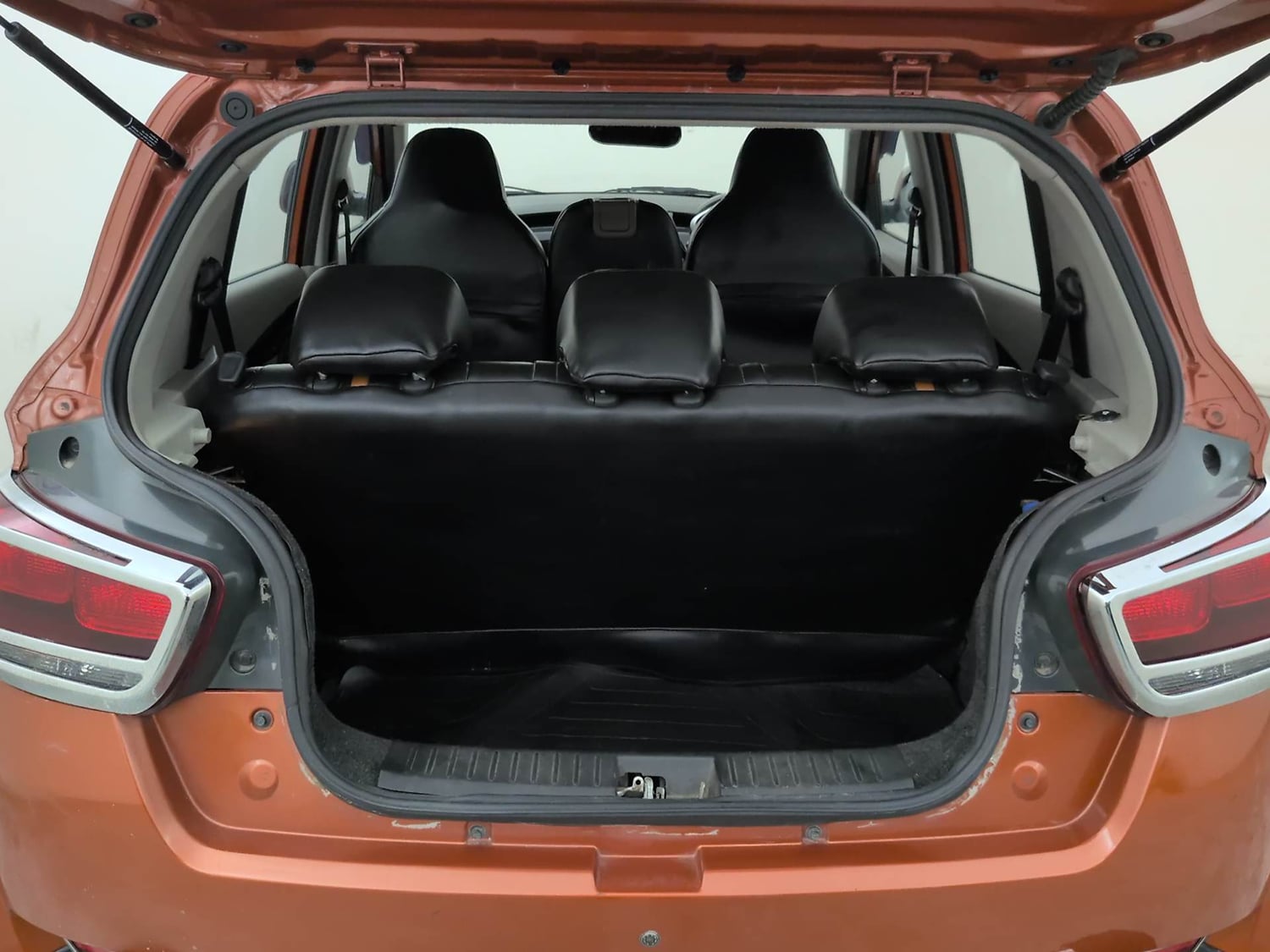 Used 2017 Mahindra KUV100 K8 6 STR Petrol Manual interior DICKY INSIDE VIEW