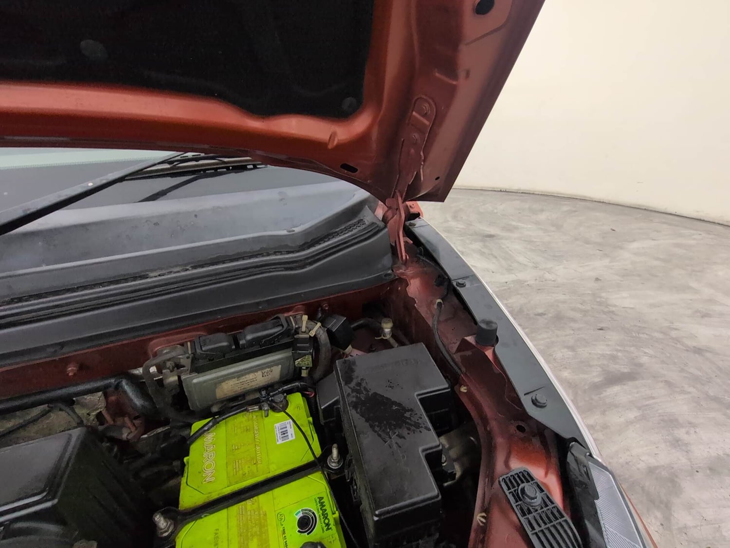 Used 2017 Mahindra KUV100 K8 6 STR Petrol Manual engine ENGINE LEFT SIDE HINGE & APRON VIEW