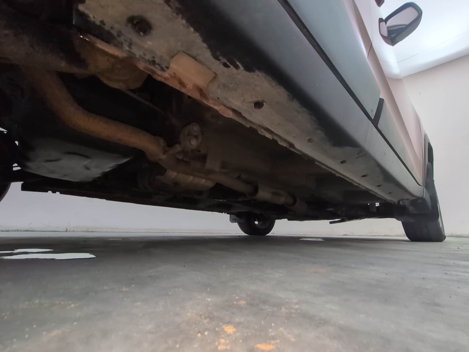 Used 2017 Mahindra KUV100 K8 6 STR Petrol Manual extra REAR RIGHT UNDERBODY VIEW