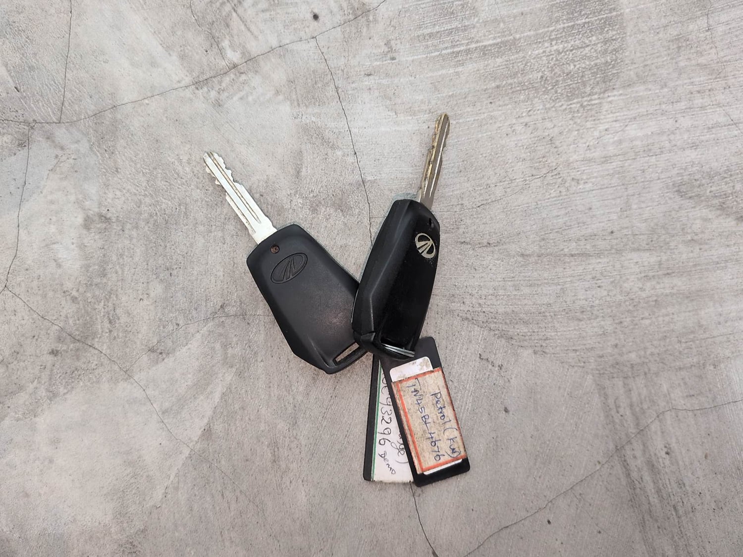Used 2017 Mahindra KUV100 K8 6 STR Petrol Manual extra CAR KEY VIEW
