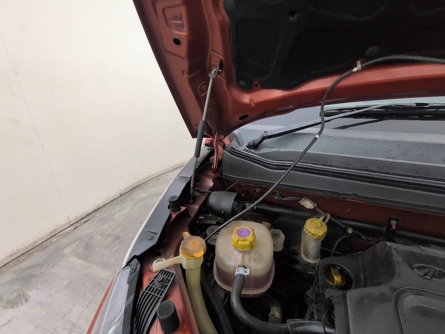 Used 2017 Mahindra KUV100 K8 6 STR Petrol Manual engine ENGINE RIGHT SIDE HINGE & APRON VIEW