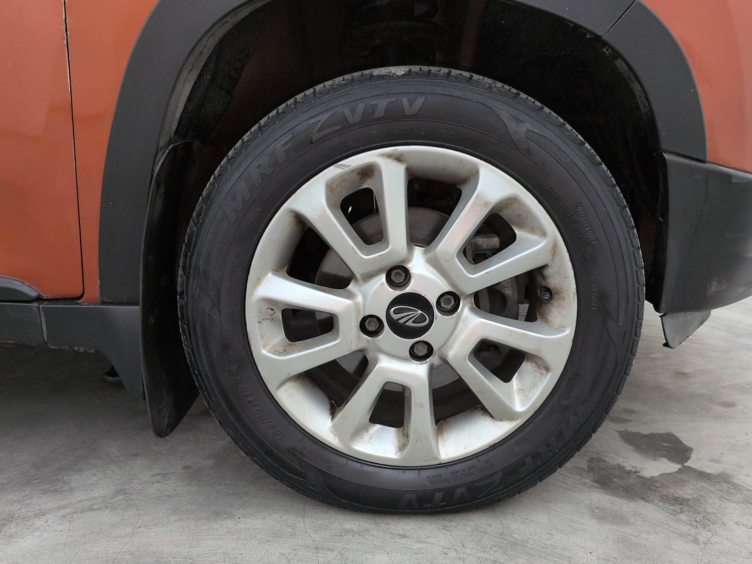 Used 2017 Mahindra KUV100 K8 6 STR Petrol Manual tyres RIGHT FRONT TYRE RIM VIEW