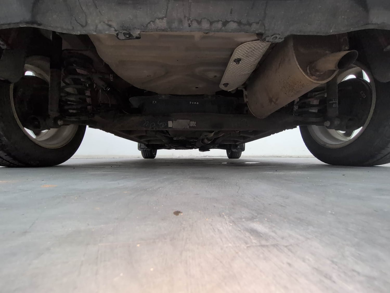 Used 2017 Mahindra KUV100 K8 6 STR Petrol Manual extra REAR UNDERBODY VIEW (TAKEN FROM REAR)